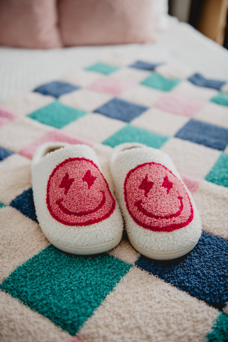 A woman wearing a wide brim hat posing for a picture